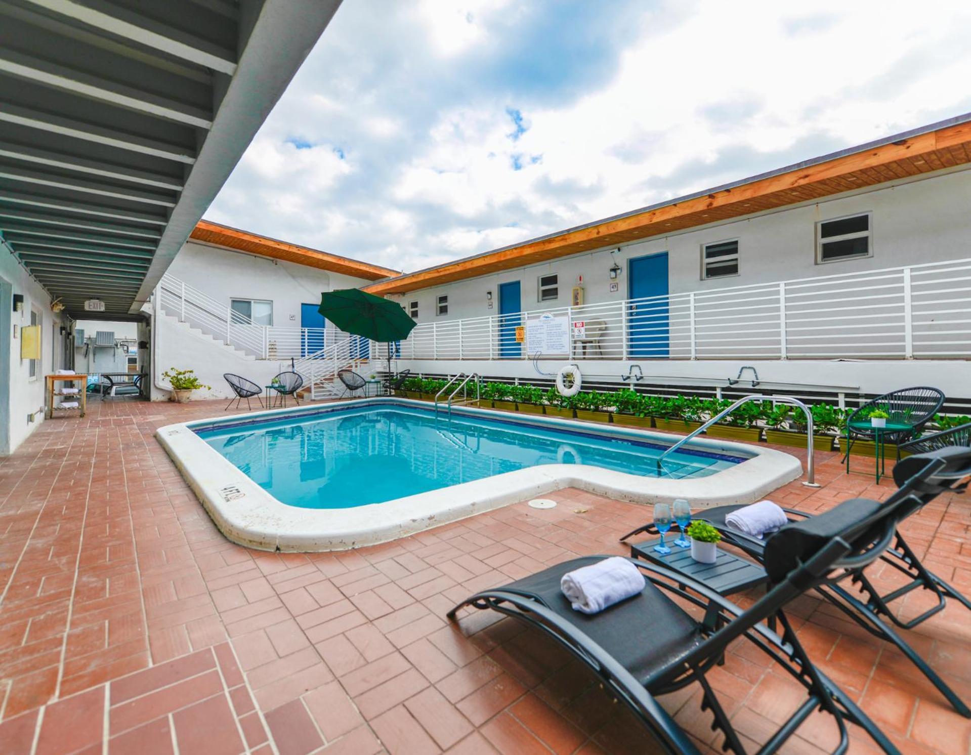 The Mariner Suites #22 - Beachfront Studio Hollywood Exteriör bild